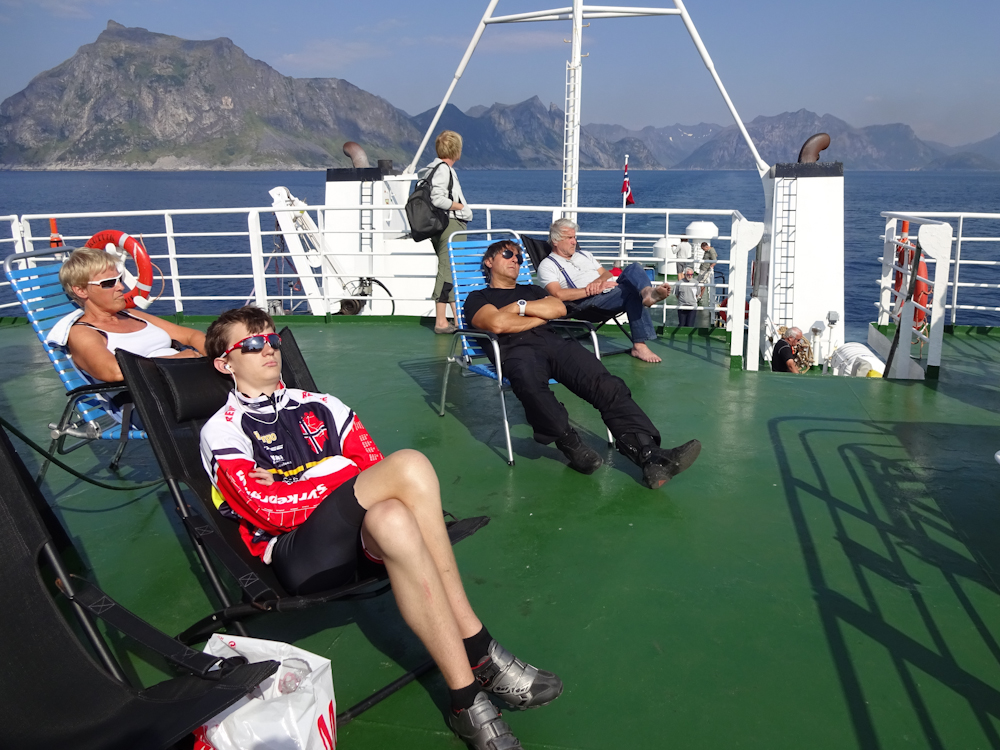 Power-nap on our way from Gryllefjorden (Senja) to Andenes (Vesterålen)Mittwagsschlaf auf der Fähre vom Gryllefjord (Senja) nach Andenes (Vesterålen)