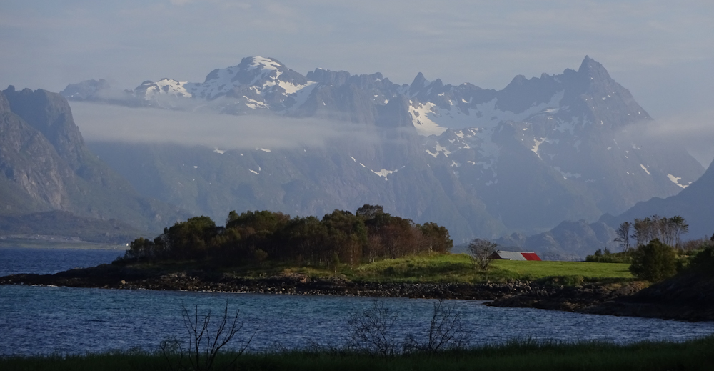 Blick über den Fjord auf die Lofoten … dort werden wir morgen radeln!