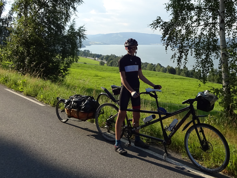 Wieder eine Seitenstrasse ohne Verkehr (die Autobahn im Hintergrund).