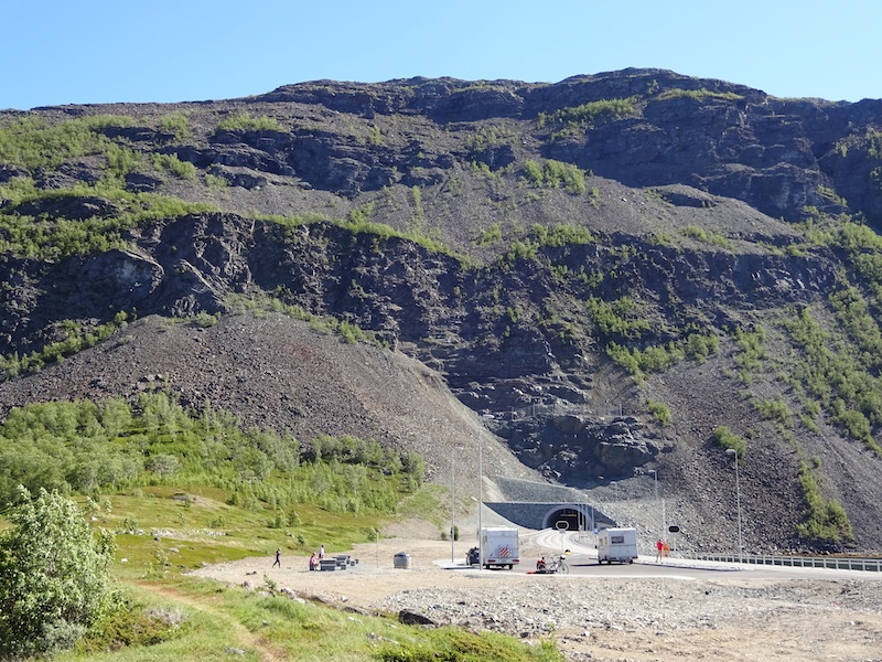 Entweder durch den Tunnel (verboten) oder über der Berg – ersteres.