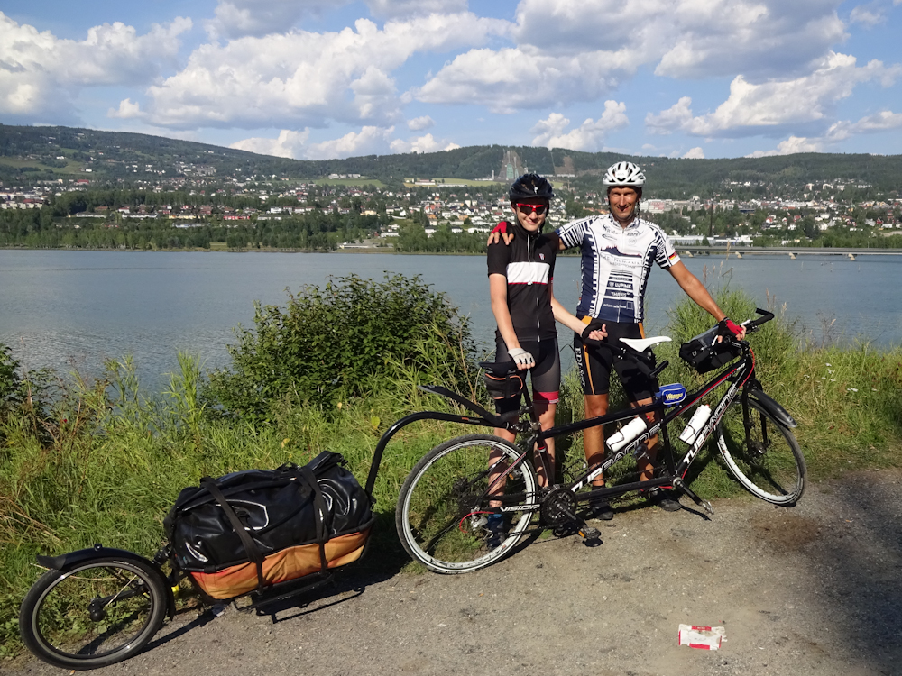 Norways biggest lake.Wie passieren Lillehammen und fahren an Norwegens größtem See Mjösa entlang.
