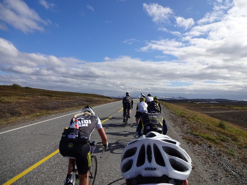Wir folgen einer Teilnehmergruppe von onroadfinnmark, einem 440 km Rennen