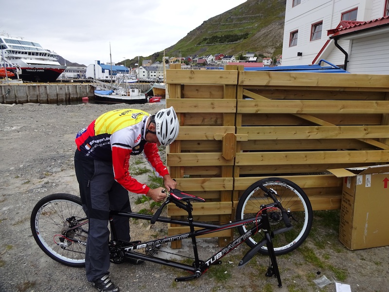 Zusammenbau des Rads … im Hintergrund die Hurtigruten