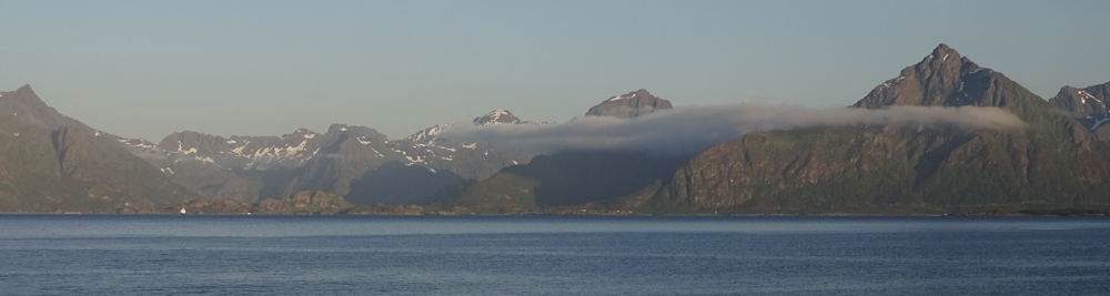 Blick von Melbu (Vesterålen) nach Fiskebøl (Lofoten).