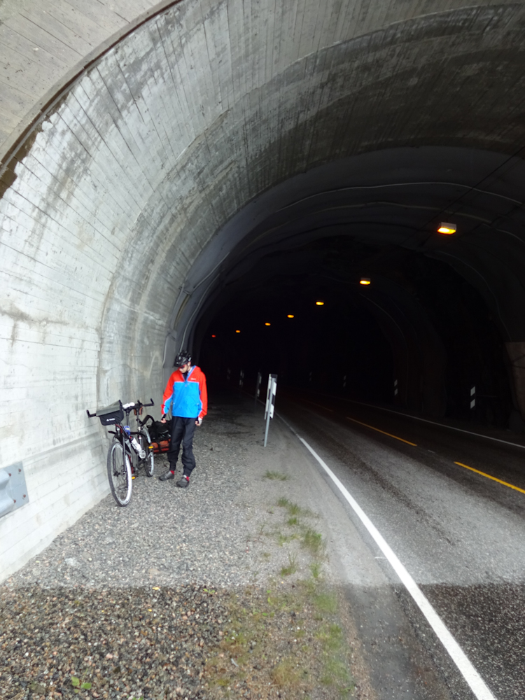 Tunnel: ausserhalb naß … innen trocken!