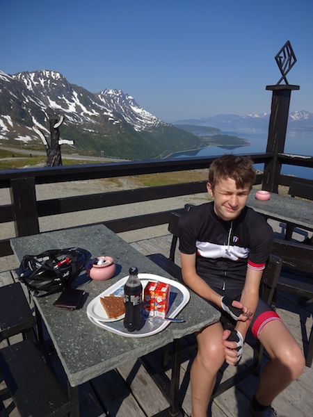Hoch verdient … 2 Stück Kuchen und 2 Schoko-Milch