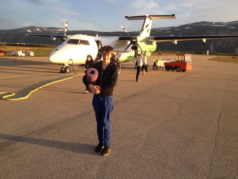 Niko vor unserer Dash8, etwas verschlafen, aber es ist schon 23:10 😉
