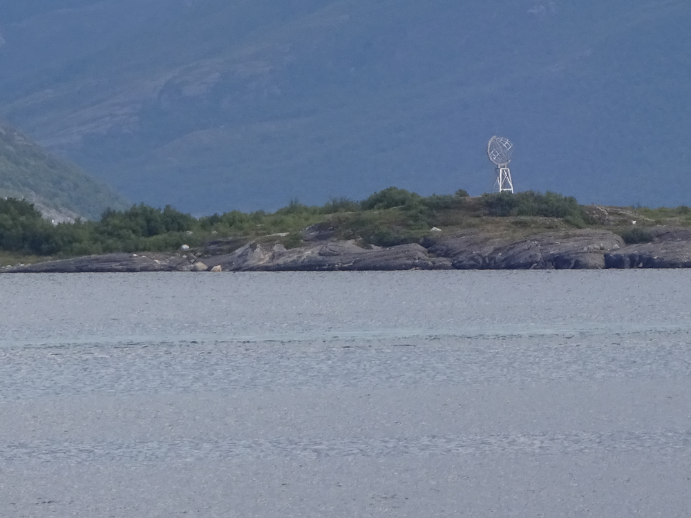 Die Statue, die den Polarkreis markiert.